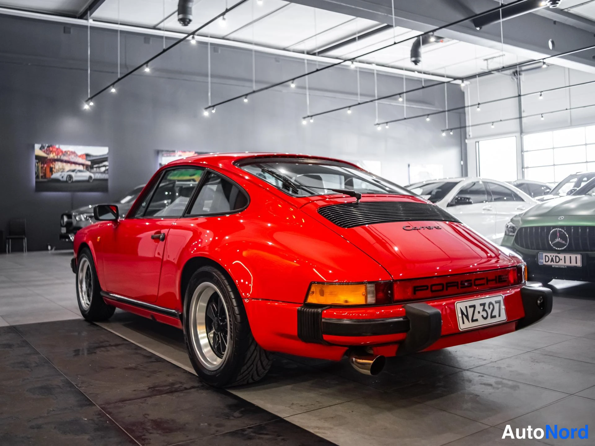 Punainen Porsche 911 1985, takaviisto, kuva 7