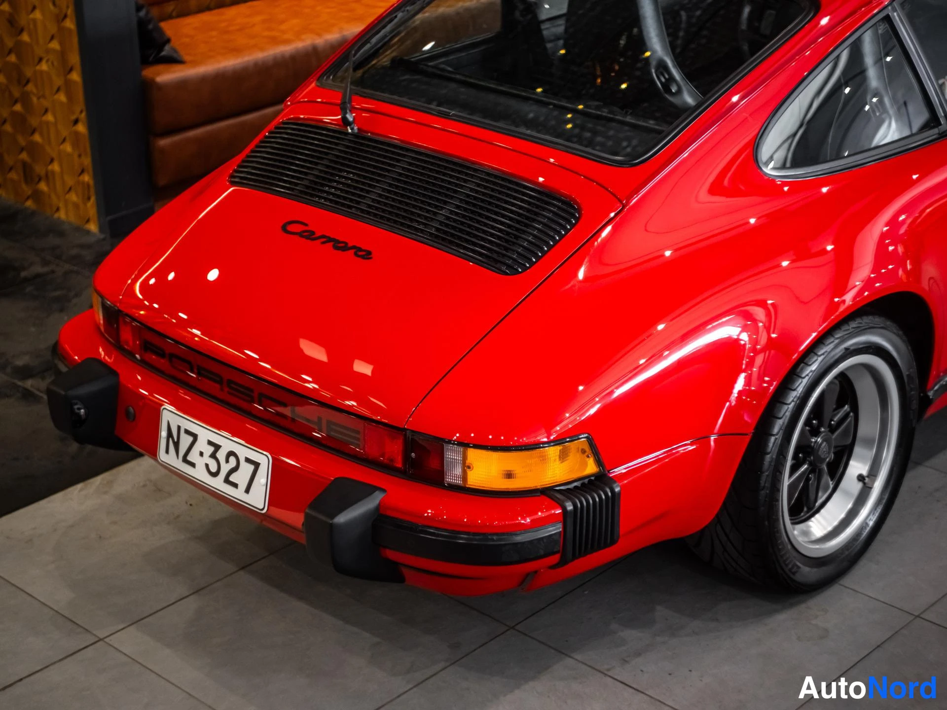 Punainen Porsche 911 1985, takaviisto, kuva 8