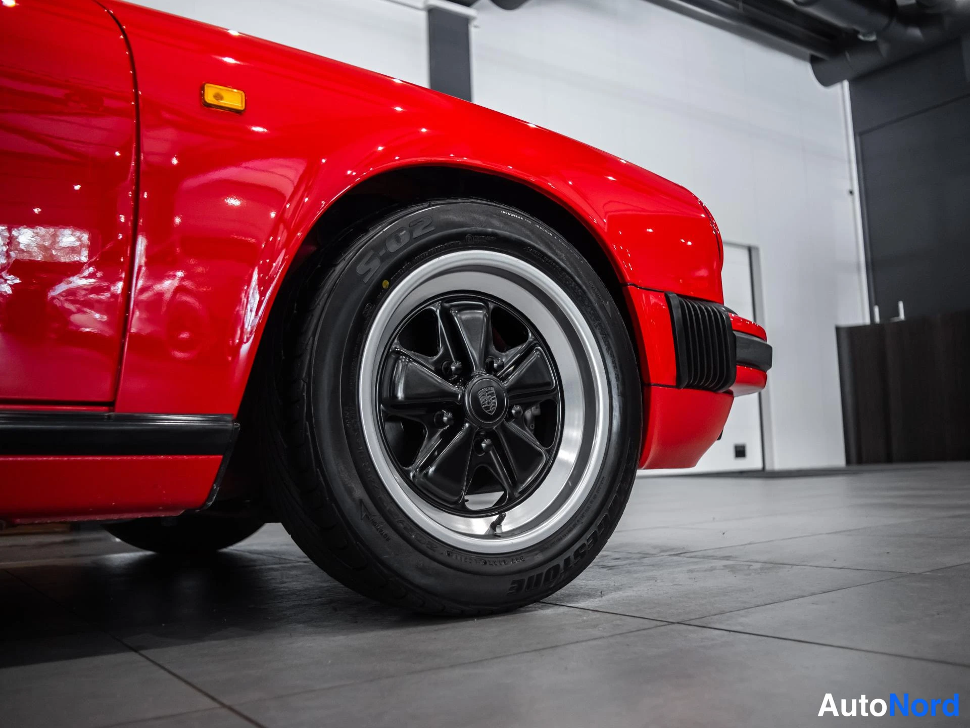 Punainen Porsche 911 1985, yksityiskohta, kuva 15