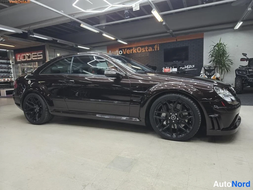 Black Mercedes-Benz CLK 270 CDI 2005, front three-quarter, nose to the right, photo 5