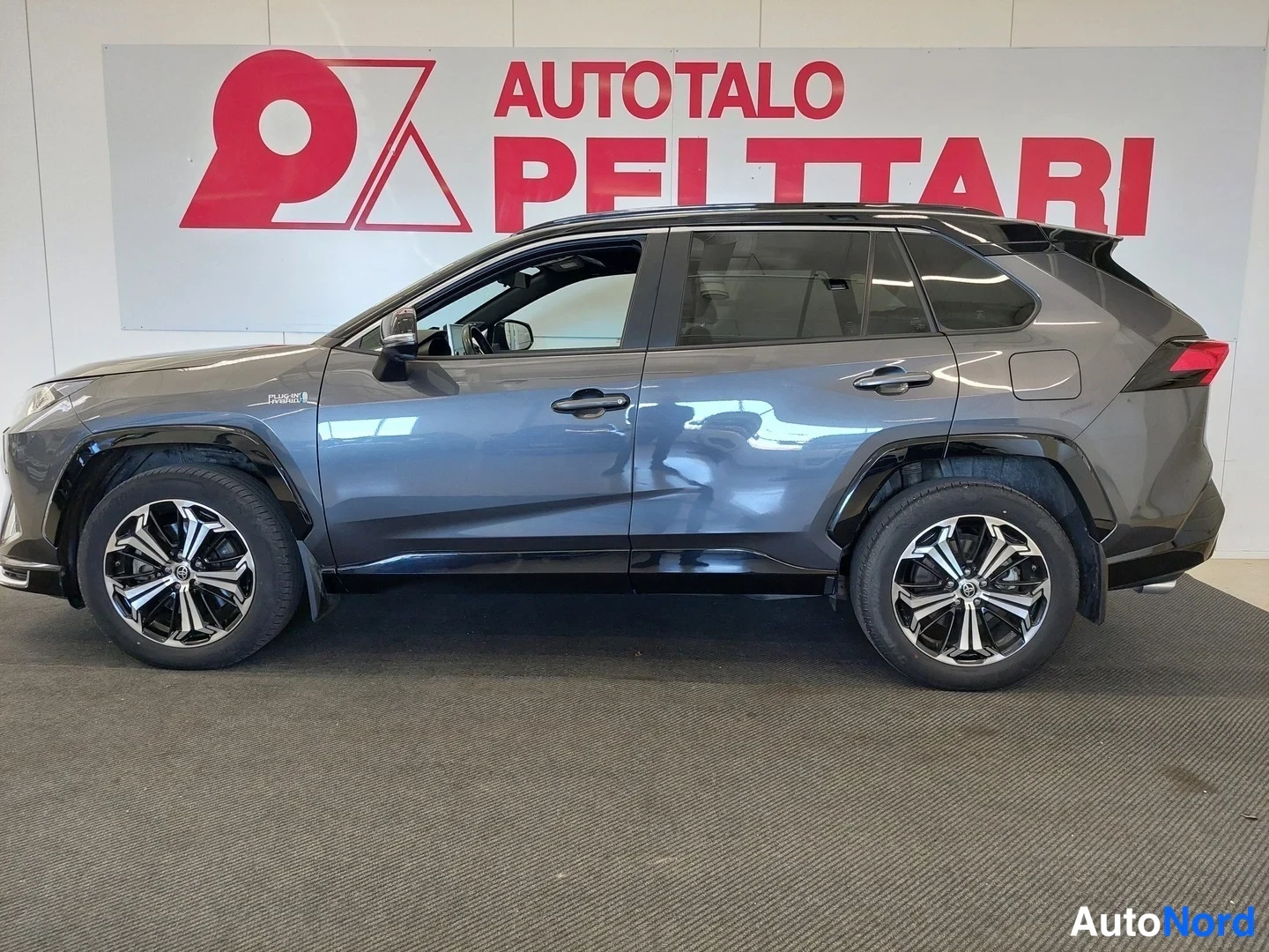 Harmaa Toyota RAV4 2021, sivulta, kuva 5