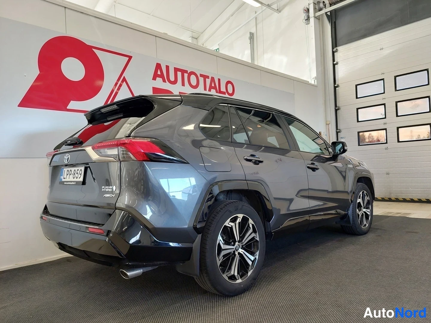 Harmaa Toyota RAV4 2021, takaviisto, kuva 6