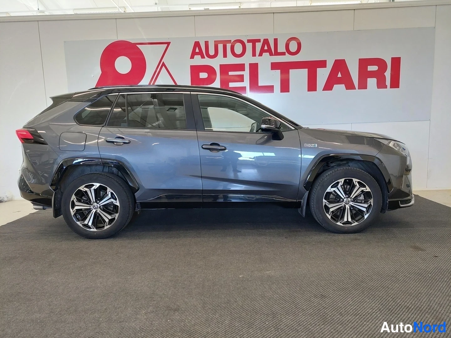 Harmaa Toyota RAV4 2021, sivulta, kuva 4
