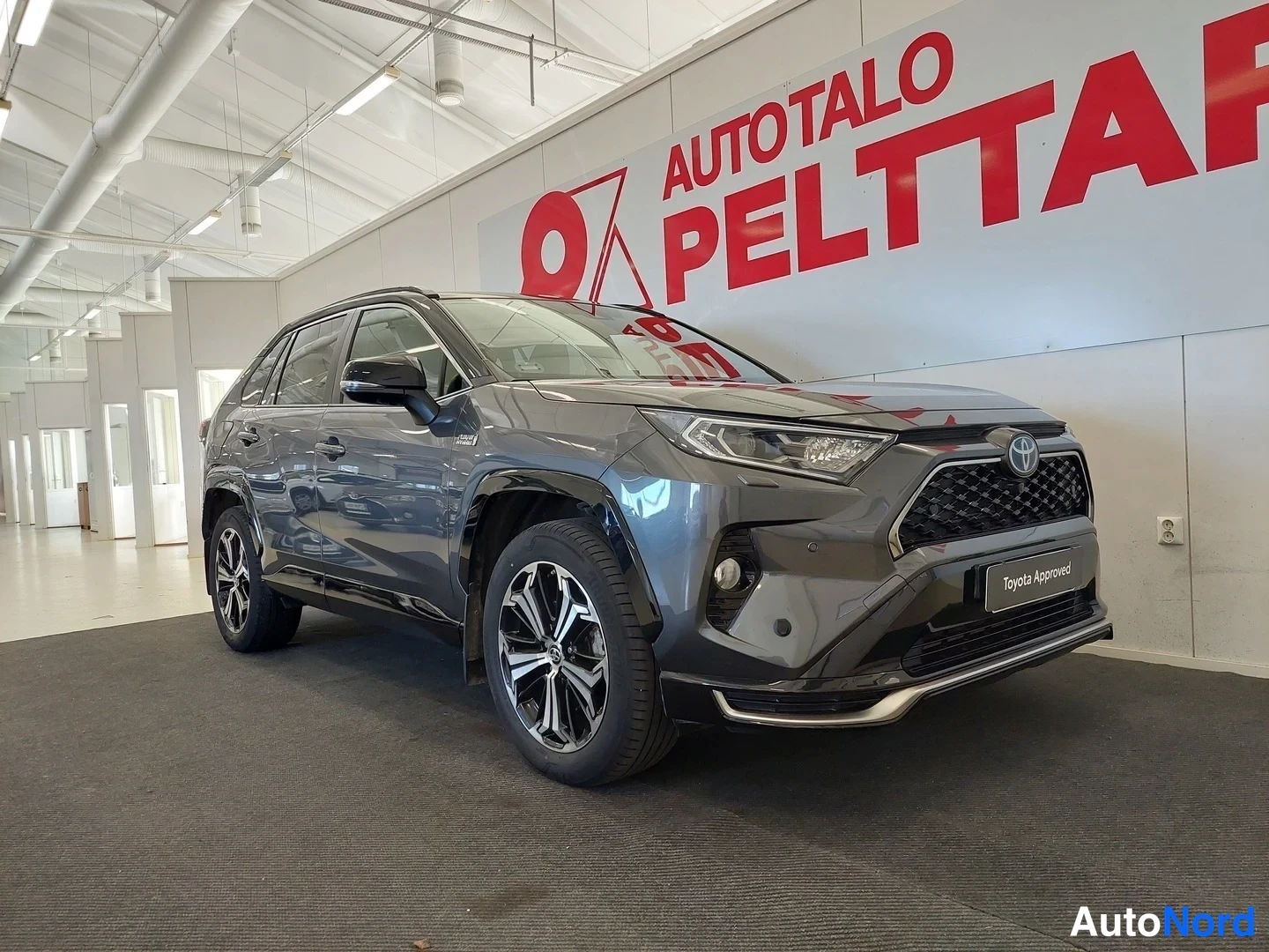 Harmaa Toyota RAV4 2021, etuviisto, keula oikealle, kuva 2