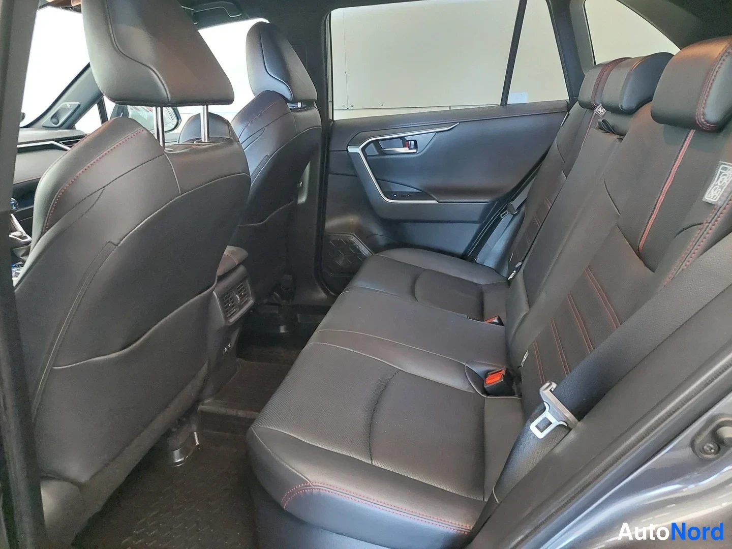 Harmaa Toyota RAV4 2021, takaistuimet, kuva 16