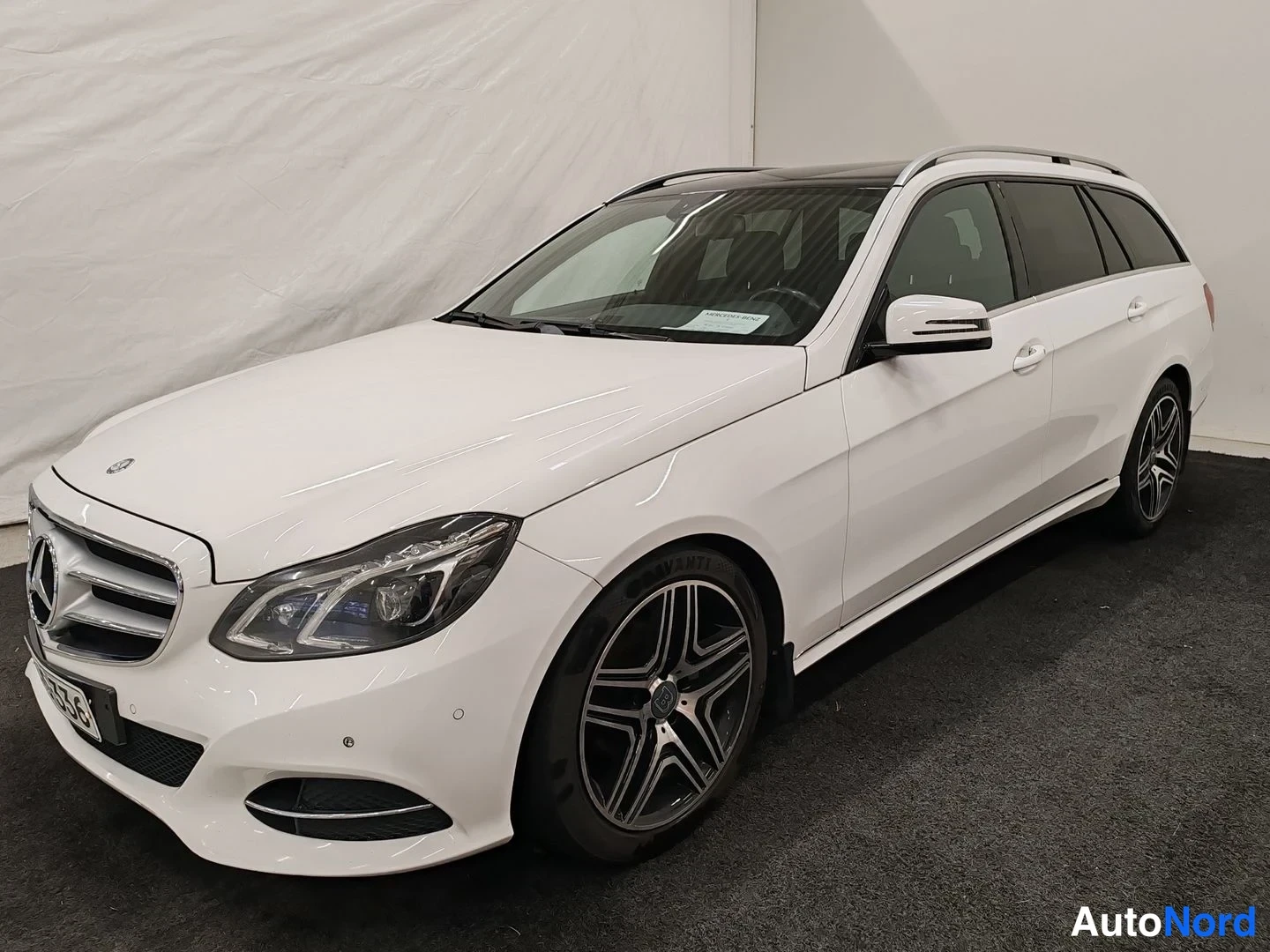 Vit Mercedes-Benz E 220 BlueTEC 2015, snett framifrån, fronten åt vänster, bild 1