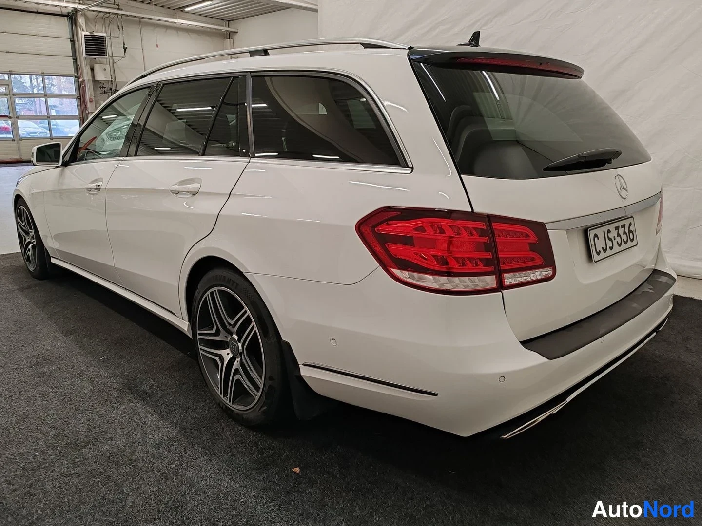 Vit Mercedes-Benz E 220 BlueTEC 2015, snett bakifrån, bild 6