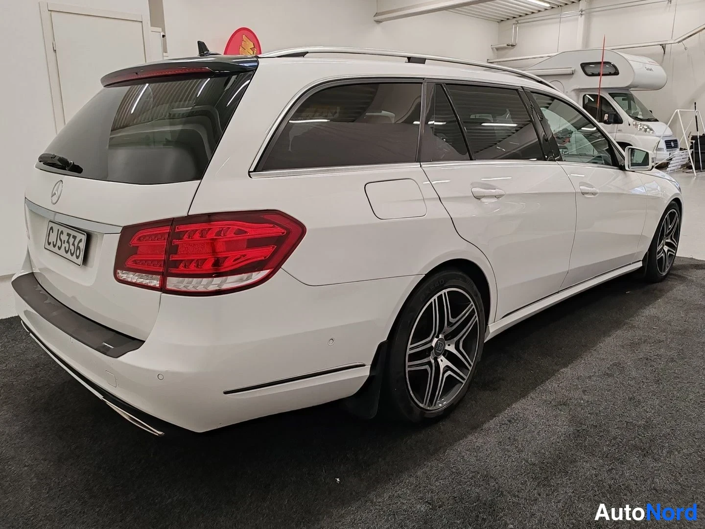 Vit Mercedes-Benz E 220 BlueTEC 2015, snett bakifrån, bild 7