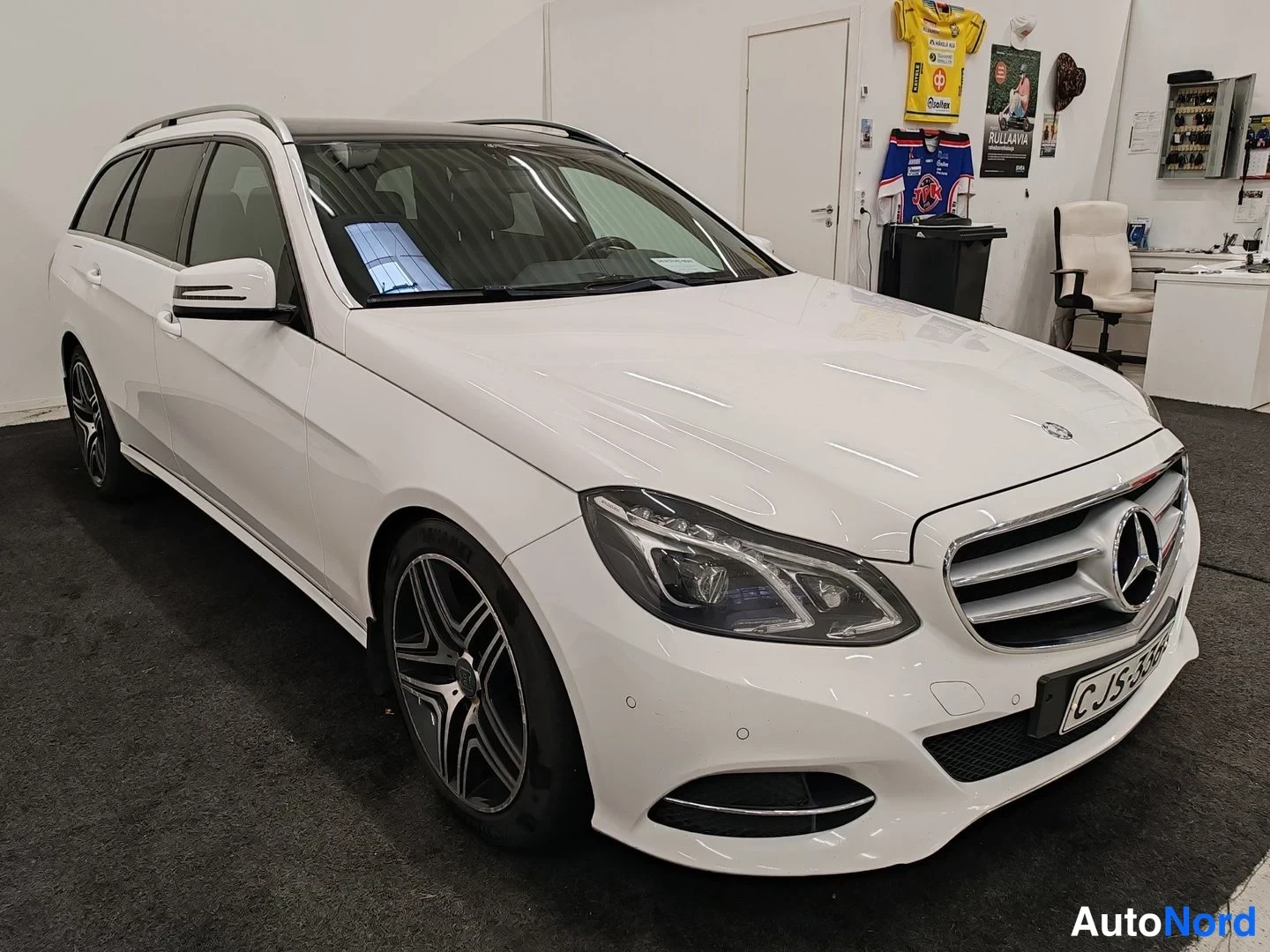 Vit Mercedes-Benz E 220 BlueTEC 2015, snett framifrån, fronten åt höger, bild 4