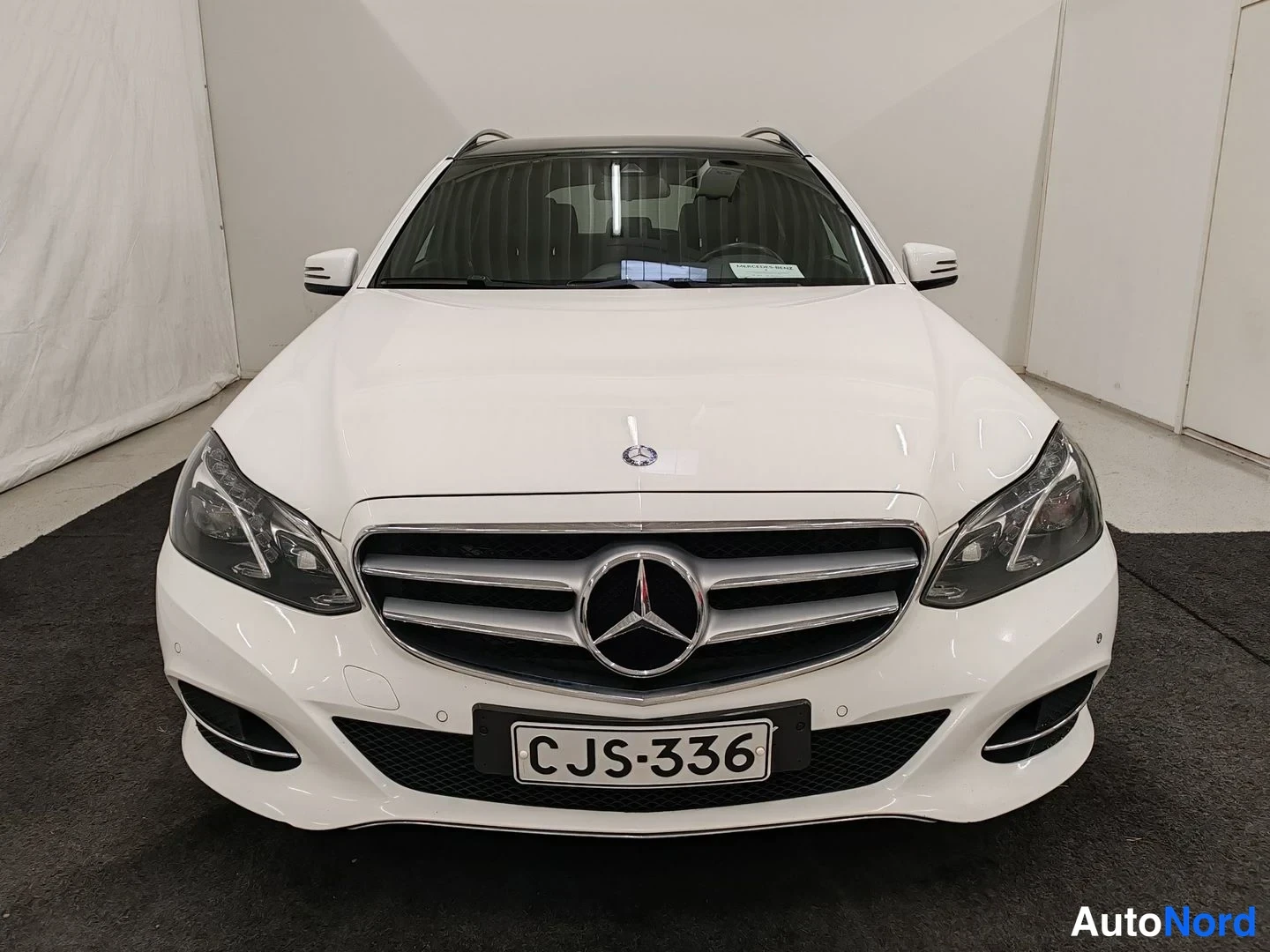 Vit Mercedes-Benz E 220 BlueTEC 2015, framifrån, bild 5