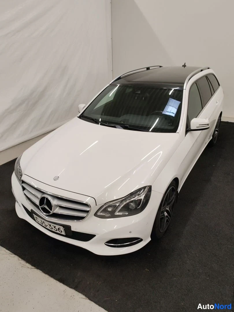 Vit Mercedes-Benz E 220 BlueTEC 2015, snett framifrån, fronten åt vänster, bild 2