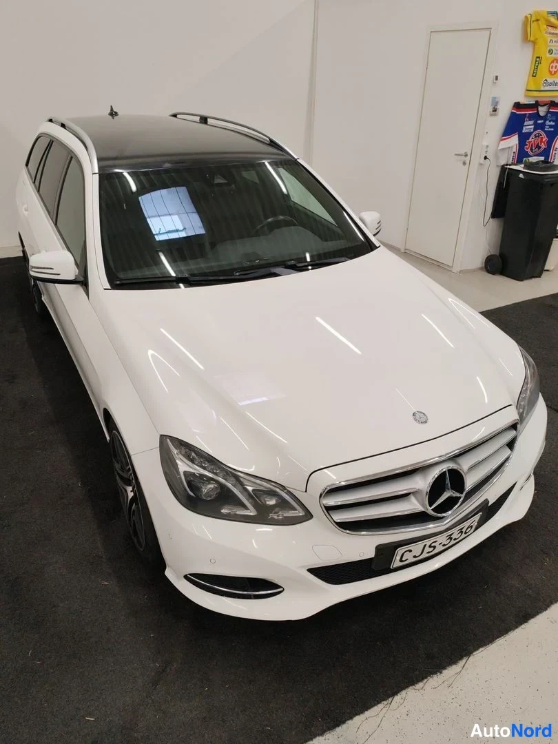 Vit Mercedes-Benz E 220 BlueTEC 2015, snett framifrån, fronten åt höger, bild 3