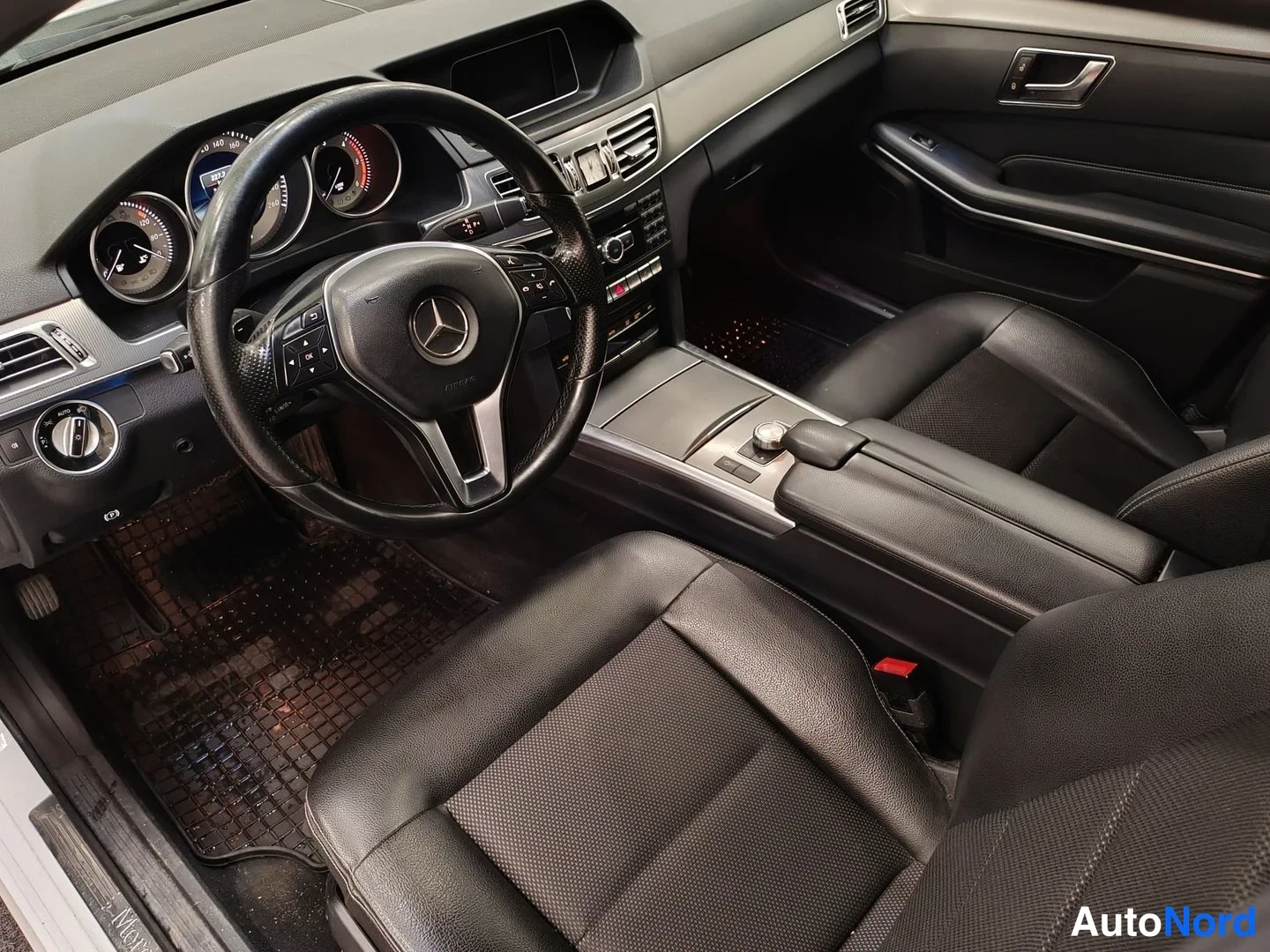 Vit Mercedes-Benz E 220 BlueTEC 2015, förarplats, bild 8