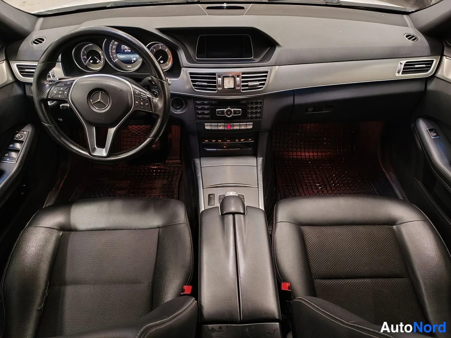 Vit Mercedes-Benz E 220 BlueTEC 2015, förarplats, bild 10