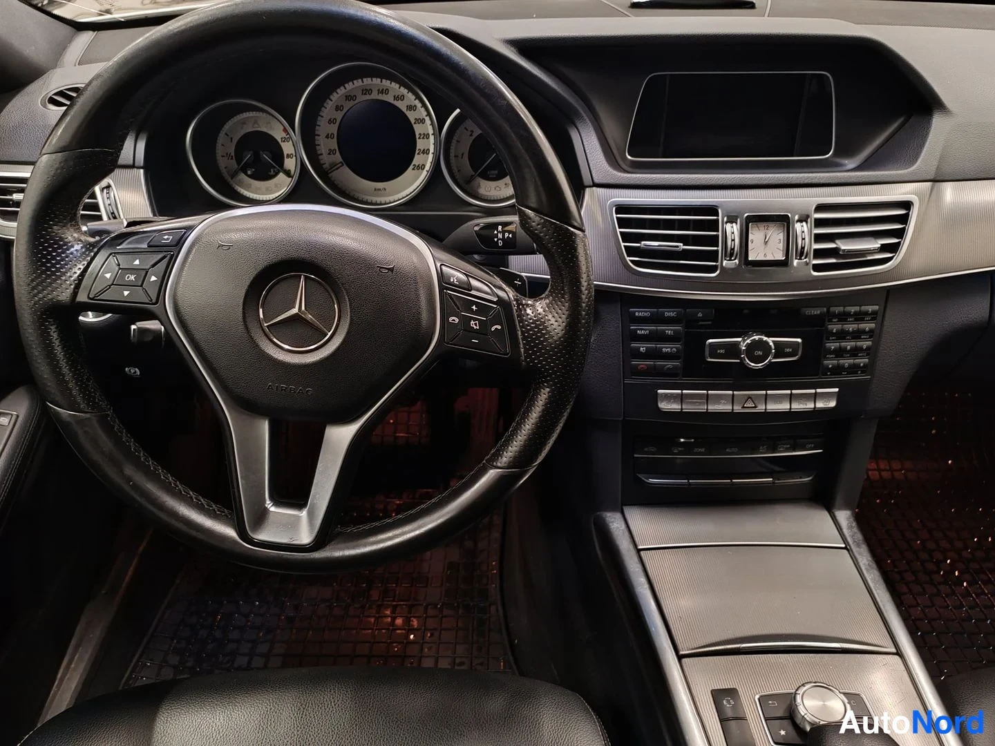 Vit Mercedes-Benz E 220 BlueTEC 2015, förarplats, bild 9