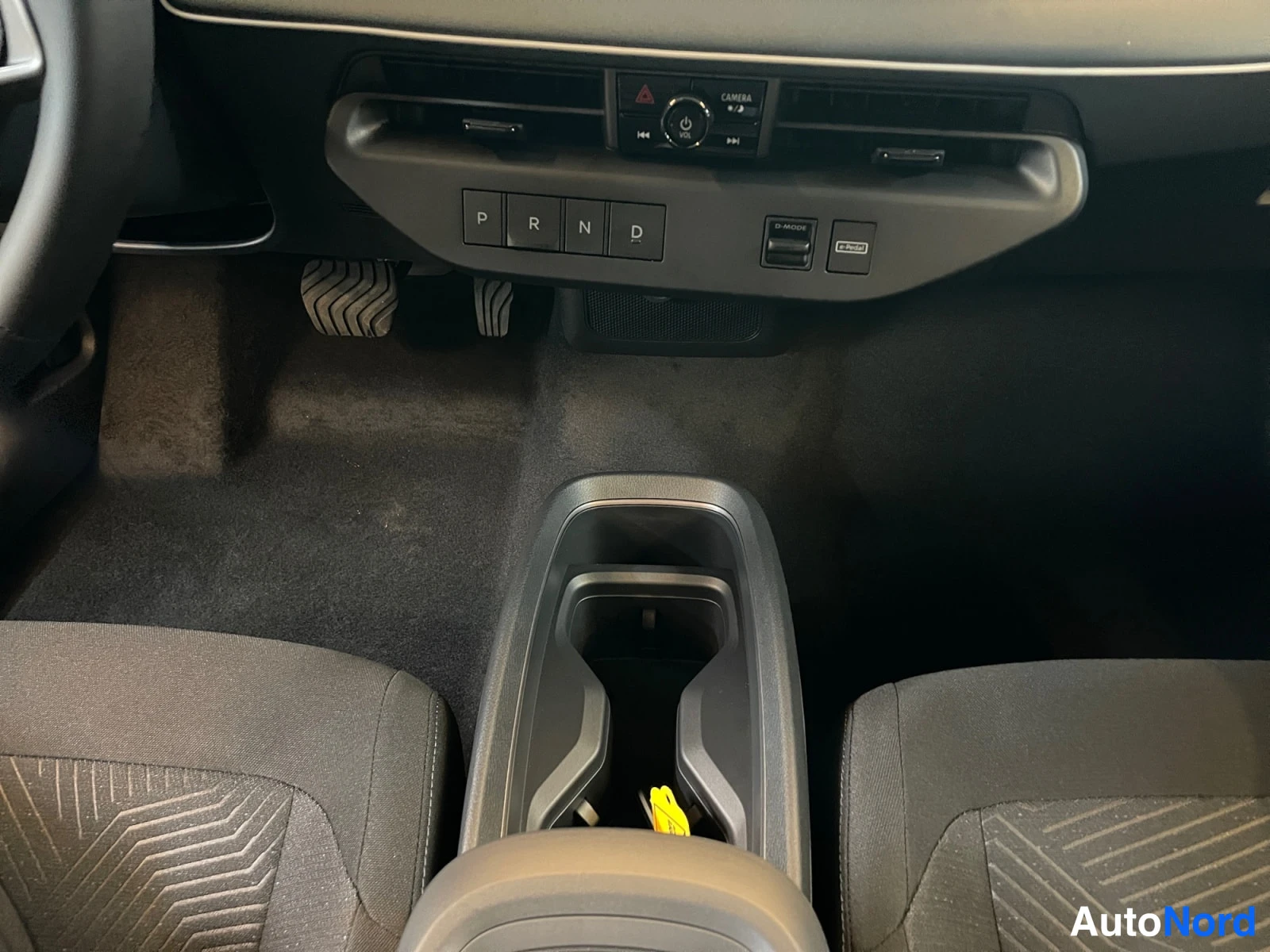 Red Nissan Leaf 2026, cockpit, photo 11