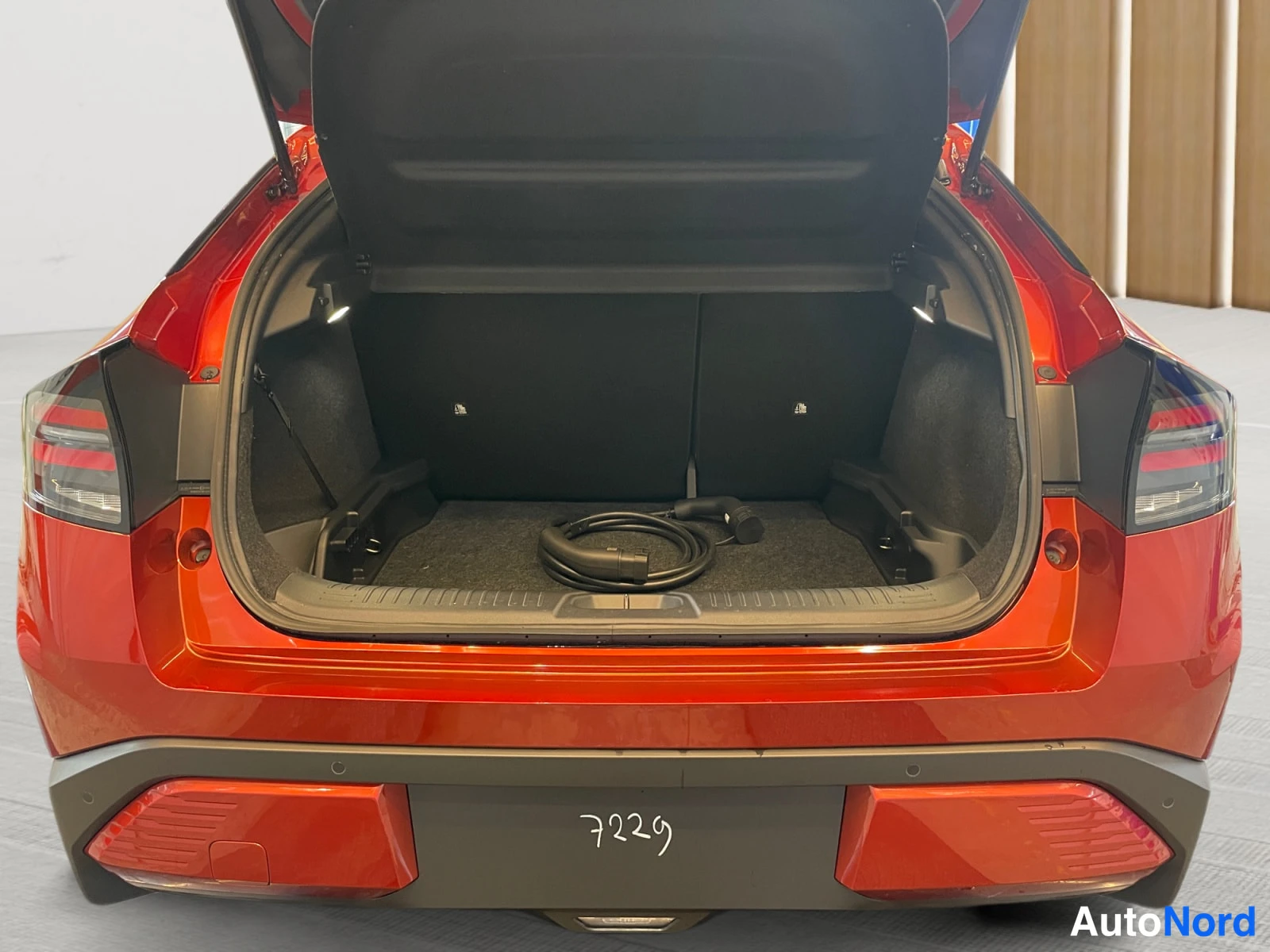 Red Nissan Leaf 2026, boot, photo 18