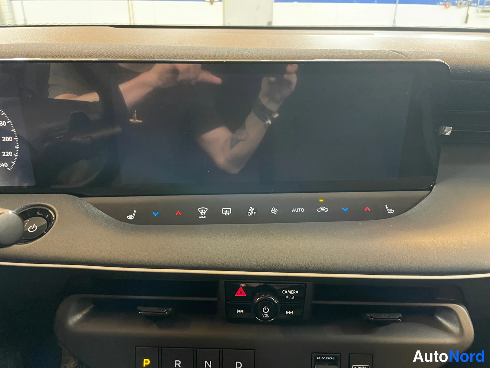 Red Nissan Leaf 2026, cockpit, photo 13