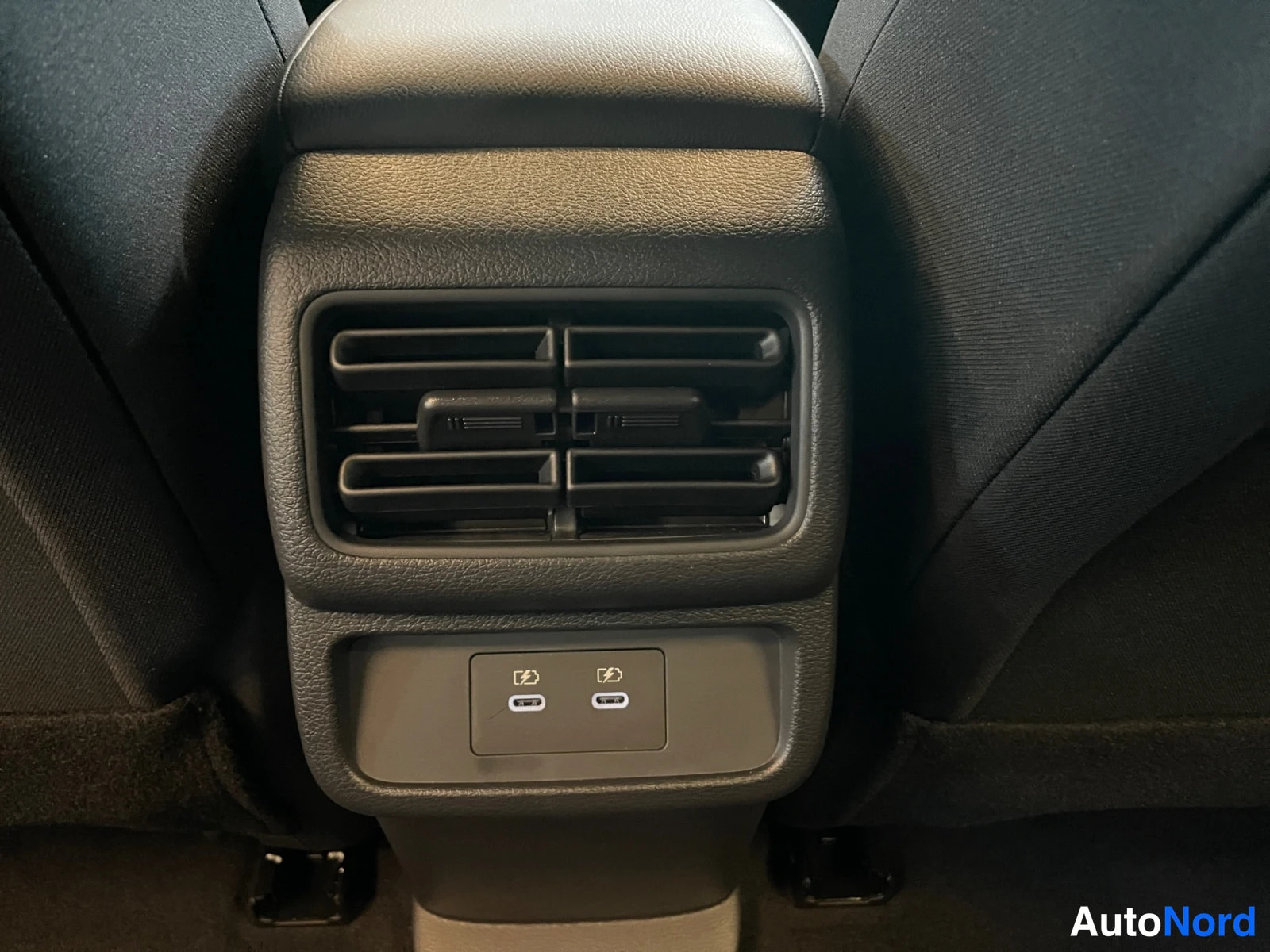 Red Nissan Leaf 2026, detail, photo 24