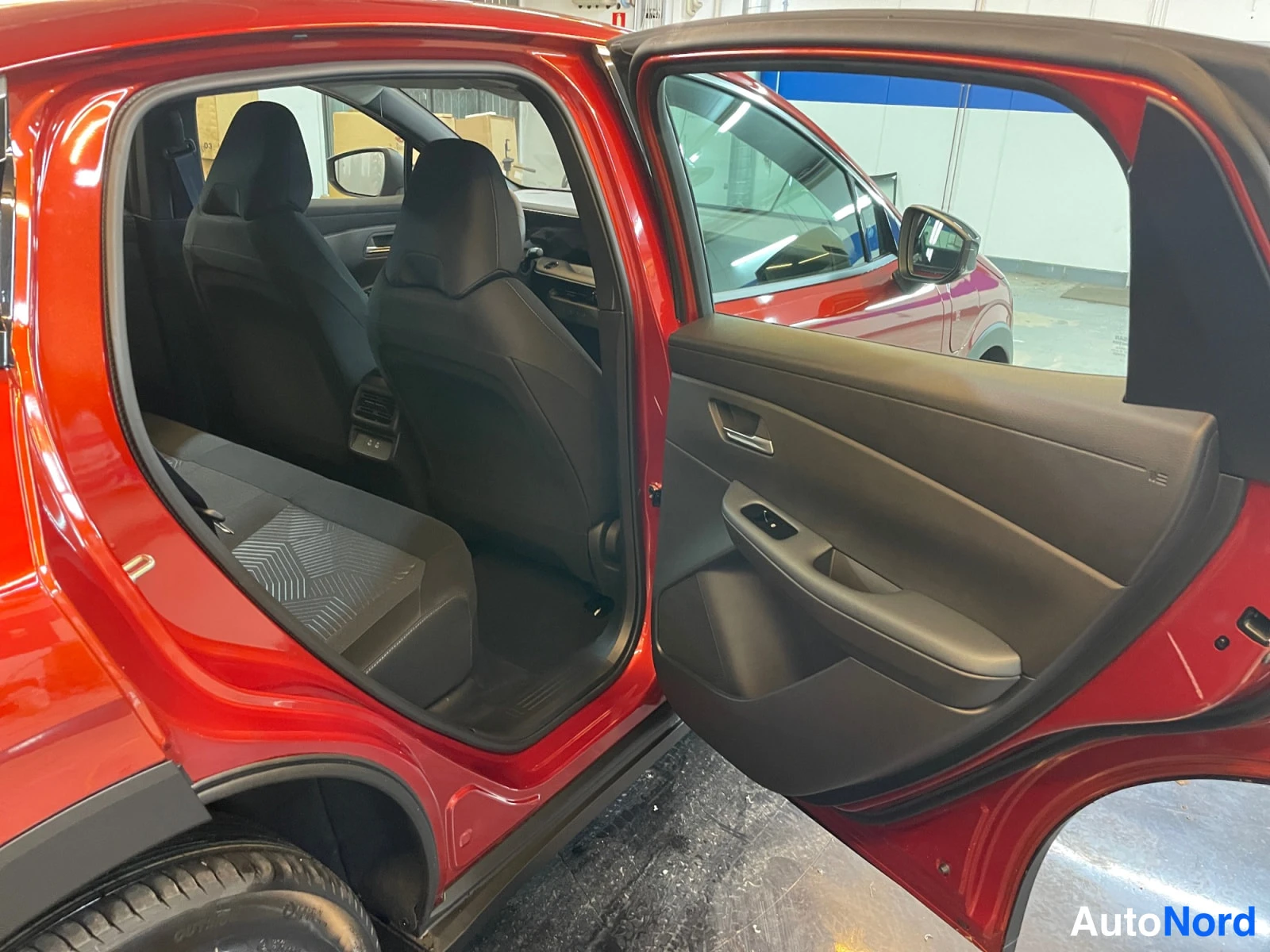 Red Nissan Leaf 2026, rear seats, photo 17