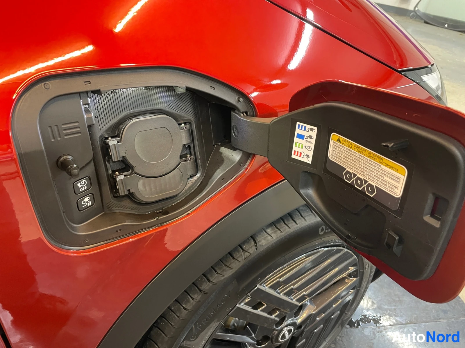 Red Nissan Leaf 2026, detail, photo 25