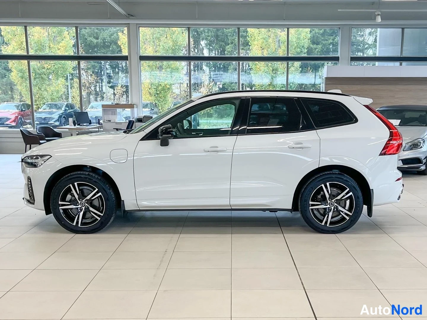 Valkoinen Volvo XC60 2022, etuviisto, keula vasemmalle, kuva 2