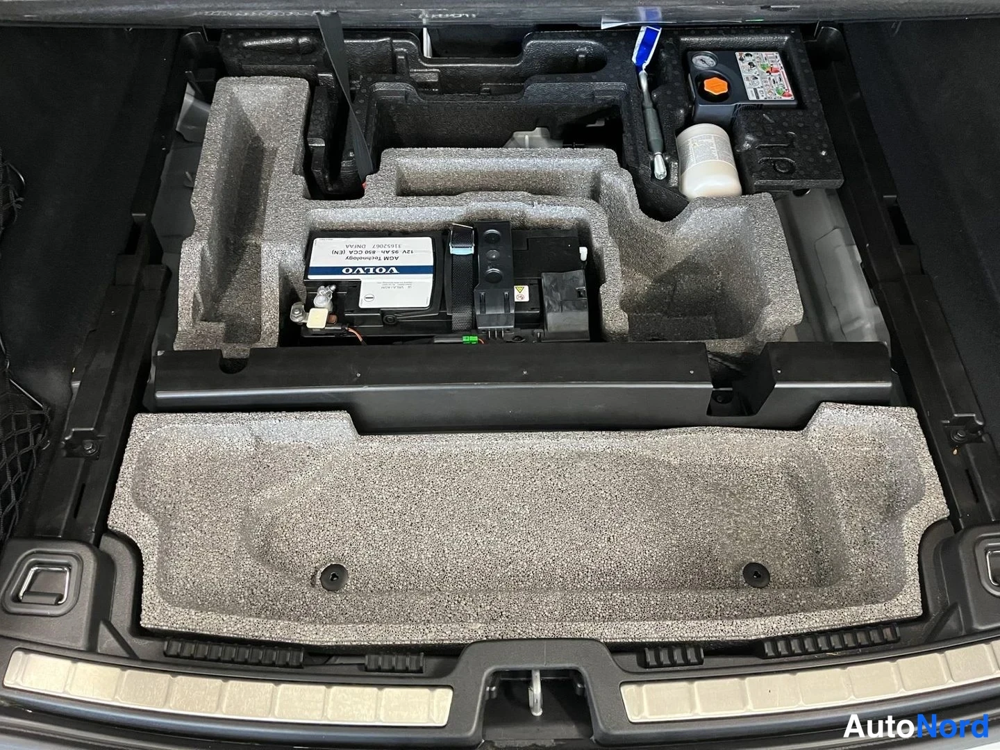 Valkoinen Volvo XC60 2022, tavaratila, kuva 16