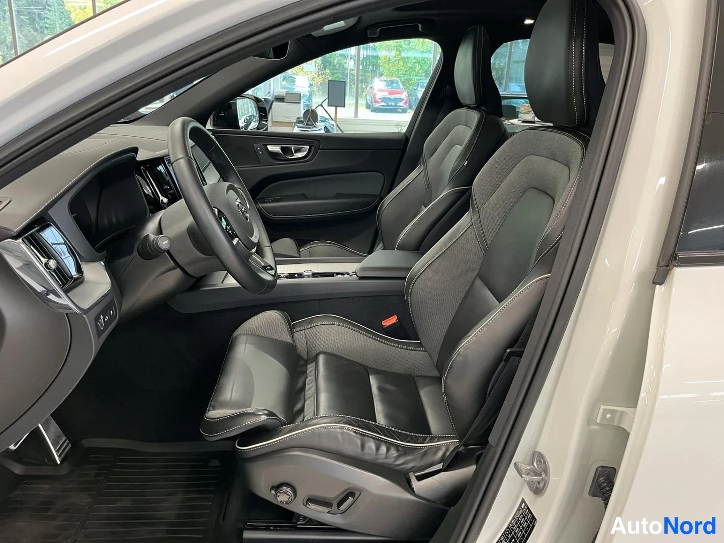 Valkoinen Volvo XC60 2022, etuistuimet, kuva 10