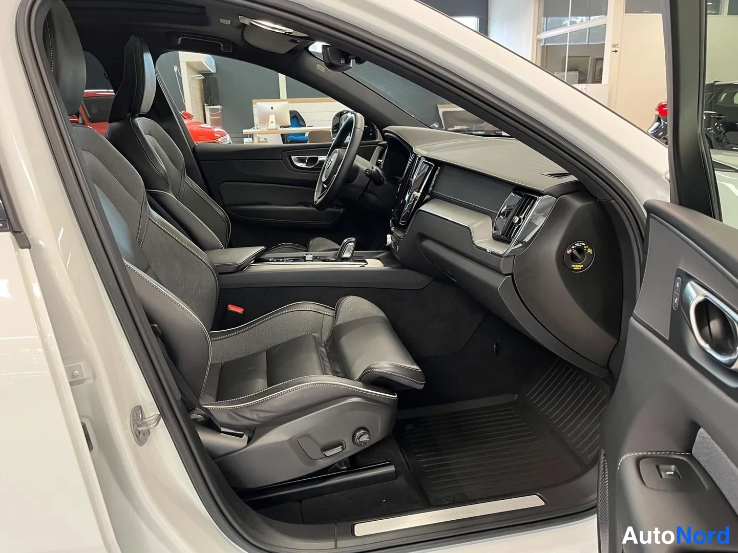 Valkoinen Volvo XC60 2022, ohjaamo, kuva 9