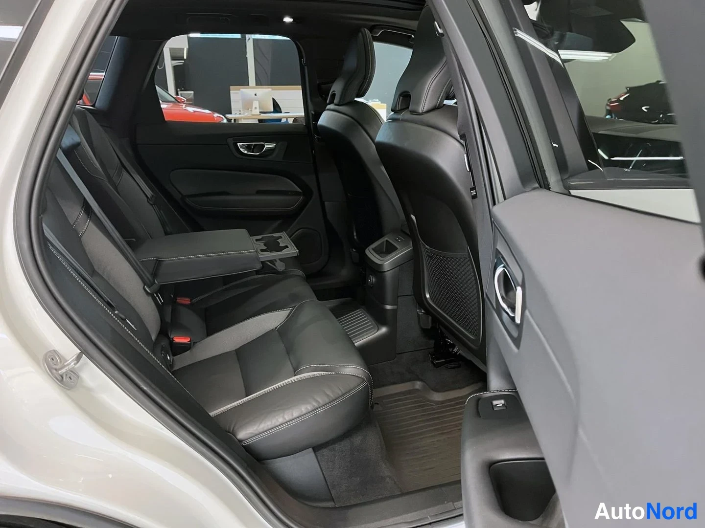Valkoinen Volvo XC60 2022, takaistuimet, kuva 12