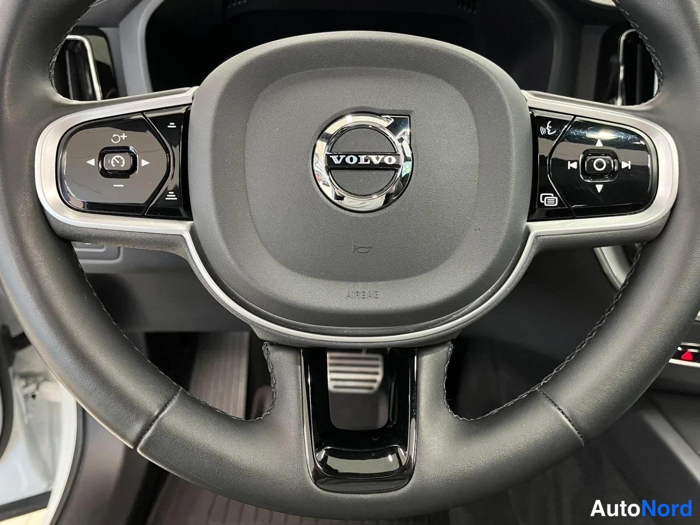 Valkoinen Volvo XC60 2022, yksityiskohta, kuva 19
