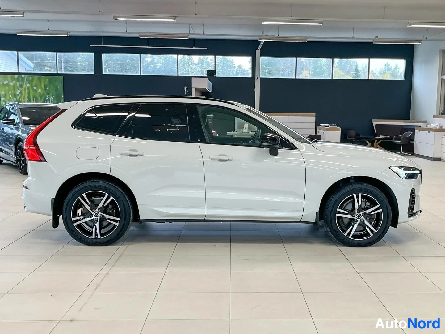 Valkoinen Volvo XC60 2022, takaviisto, kuva 4