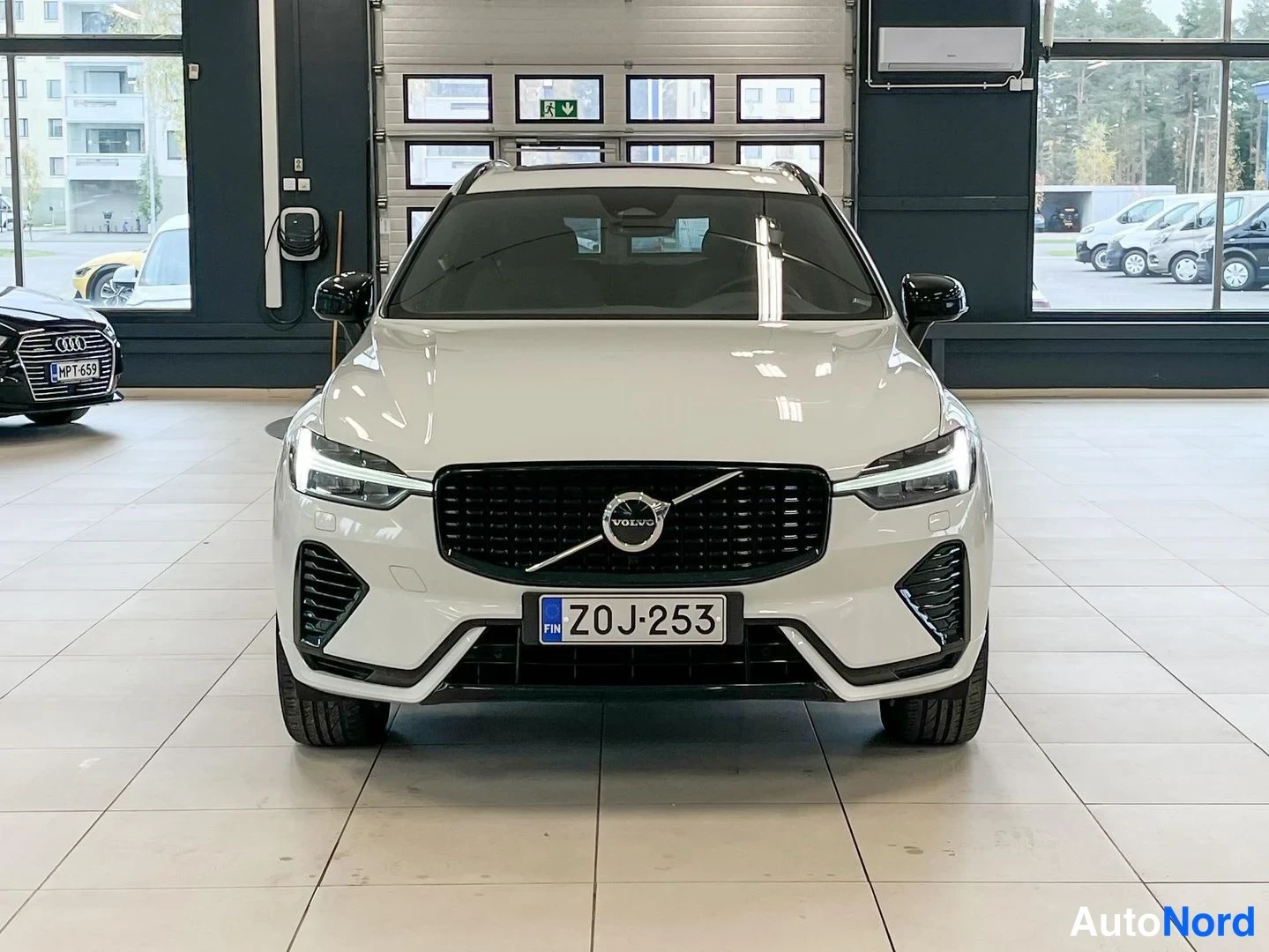 Valkoinen Volvo XC60 2022, edestä, kuva 3