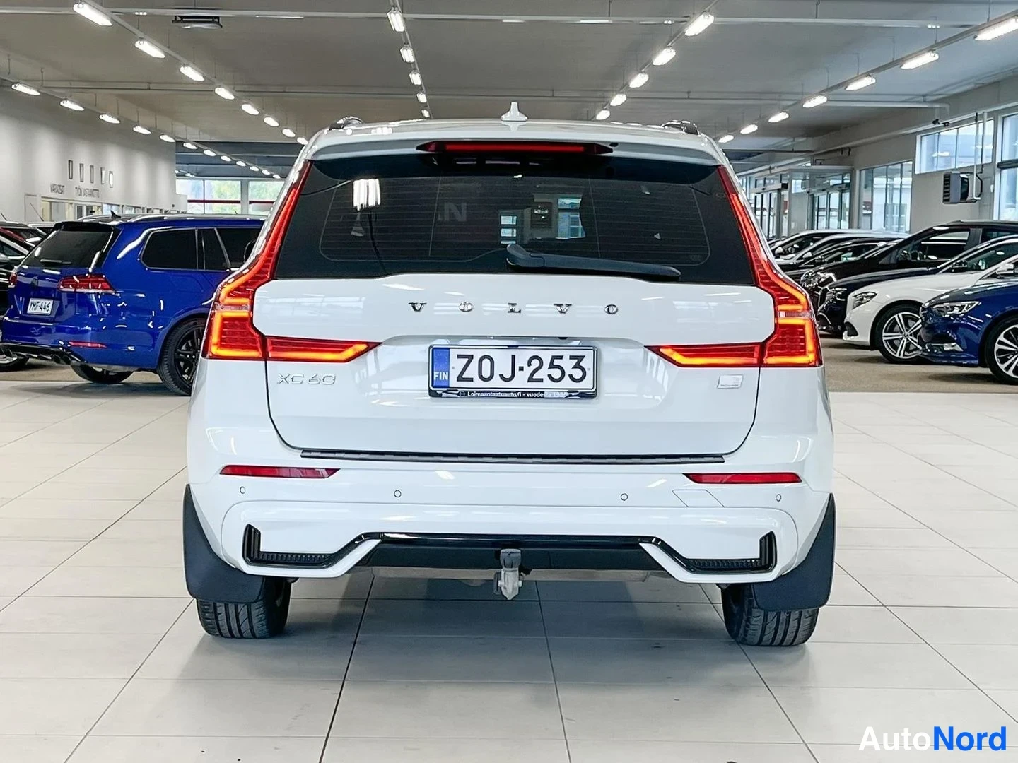 Valkoinen Volvo XC60 2022, takaa, kuva 5