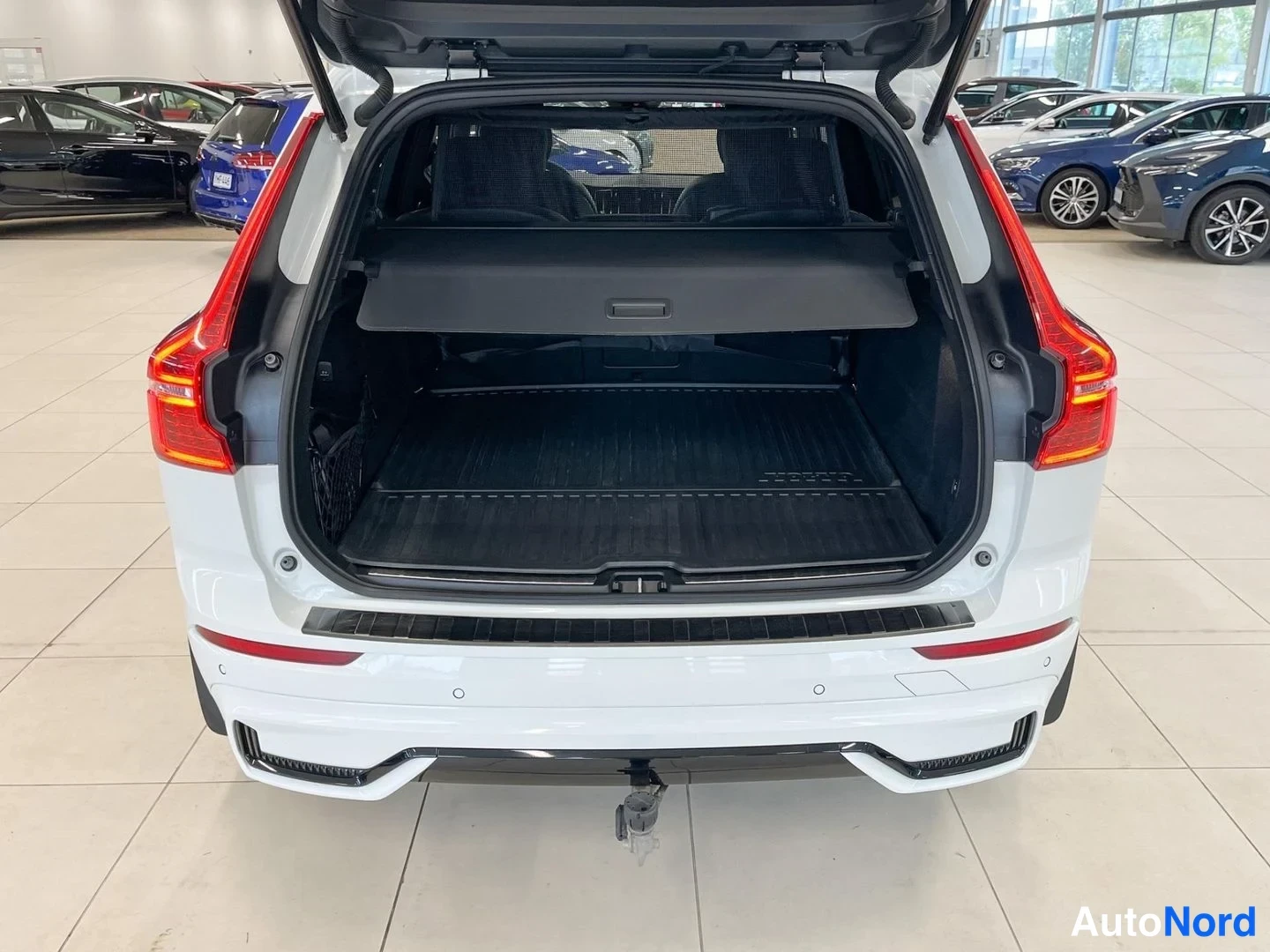 Valkoinen Volvo XC60 2022, tavaratila, kuva 13