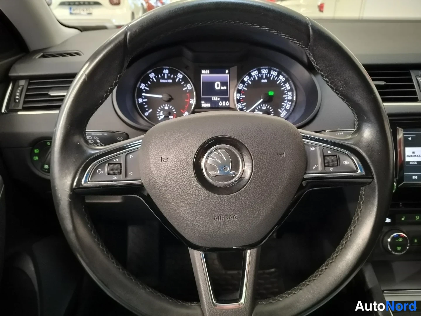 Harmaa Skoda Octavia 2017, ohjaamo, kuva 10