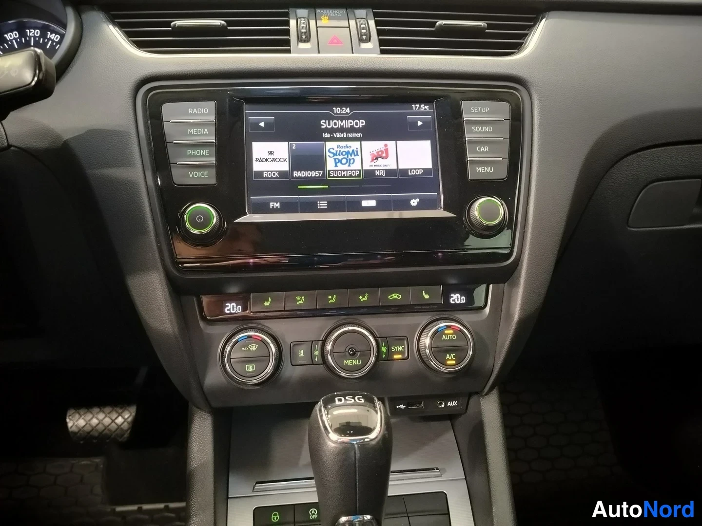 Harmaa Skoda Octavia 2017, ohjaamo, kuva 11