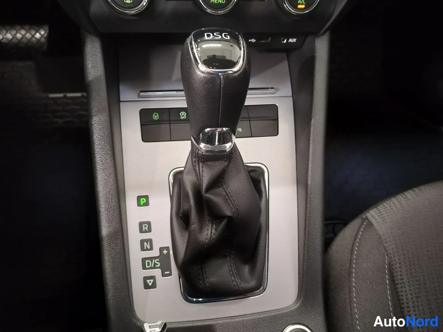 Harmaa Skoda Octavia 2017, yksityiskohta, kuva 23
