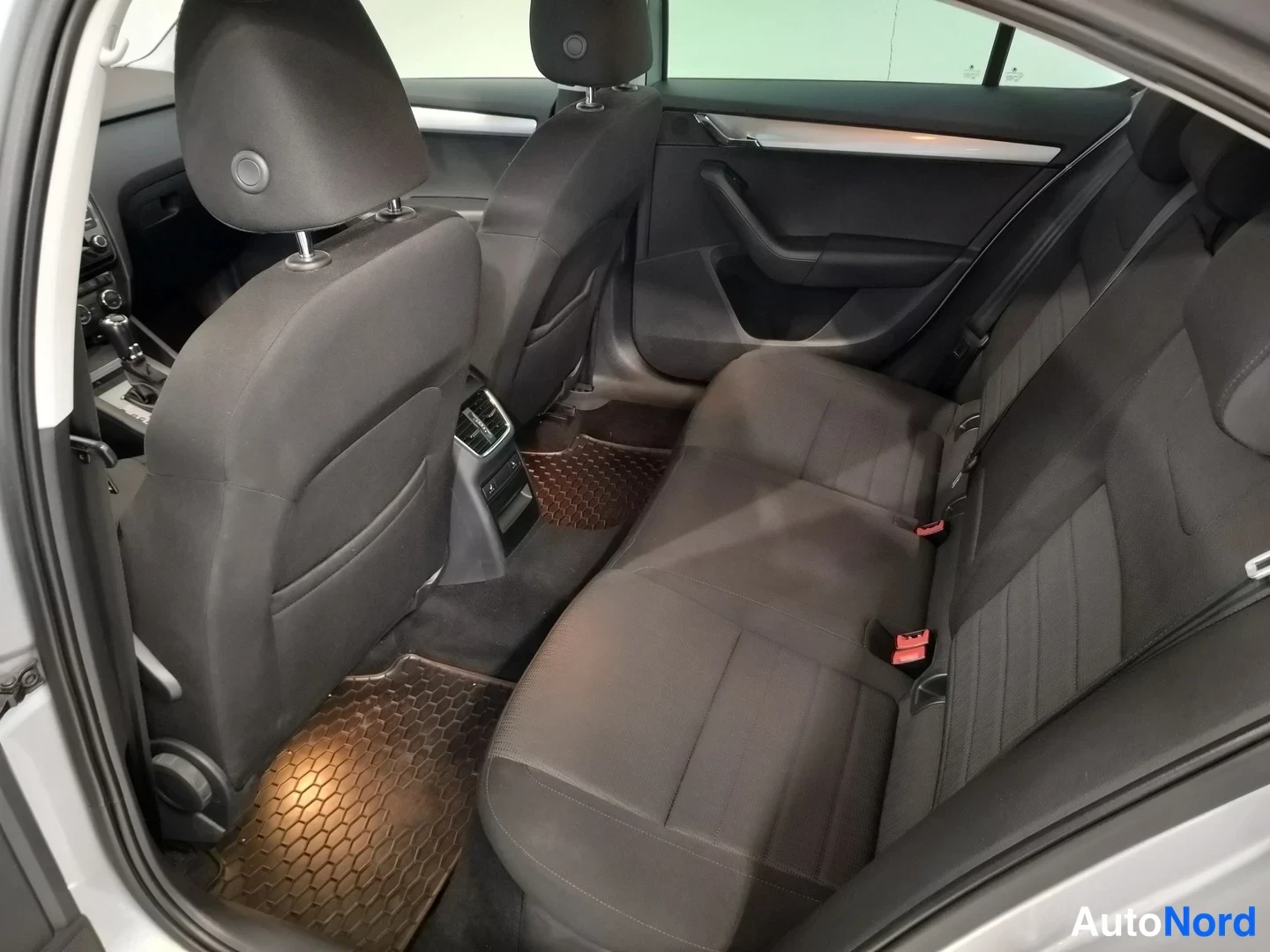 Harmaa Skoda Octavia 2017, takaistuimet, kuva 13