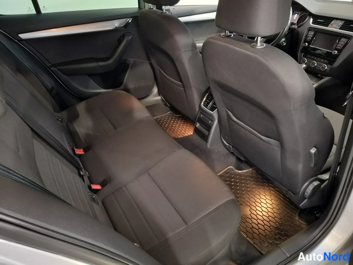 Harmaa Skoda Octavia 2017, takaistuimet, kuva 14