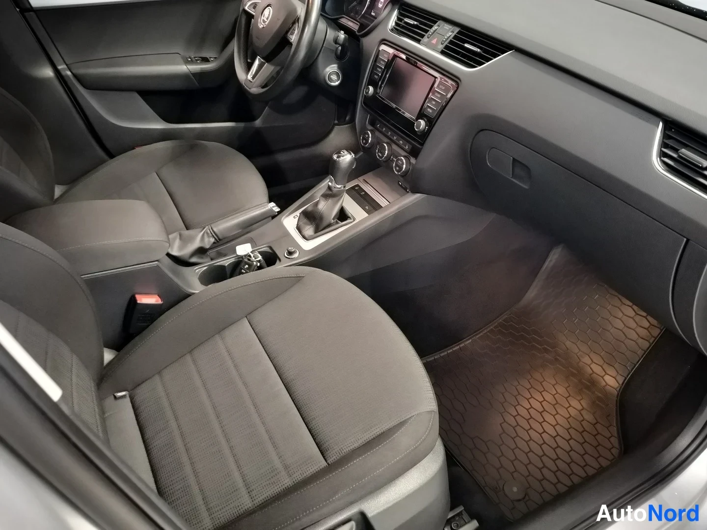 Harmaa Skoda Octavia 2017, ohjaamo, kuva 12