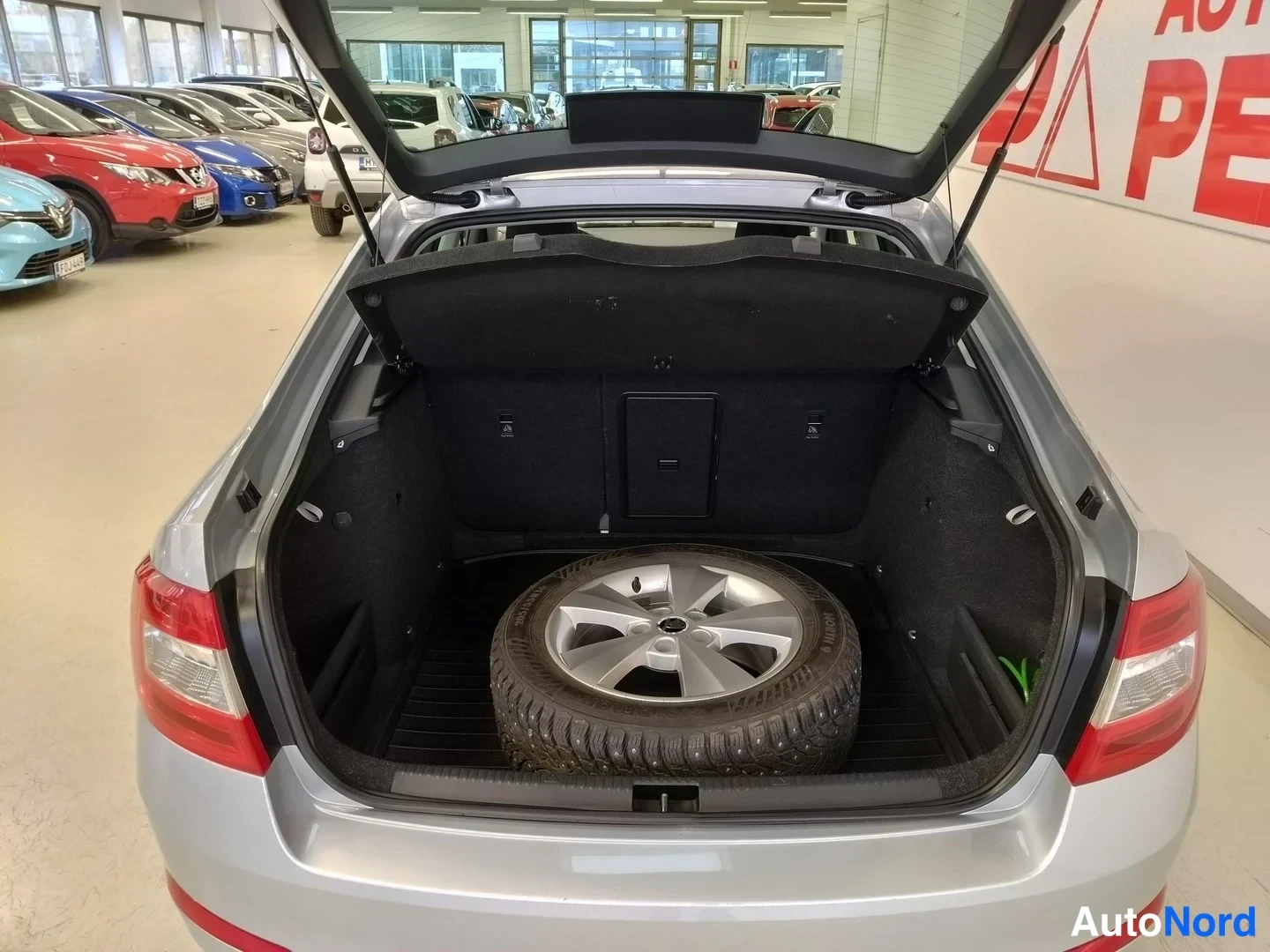 Harmaa Skoda Octavia 2017, tavaratila, kuva 15