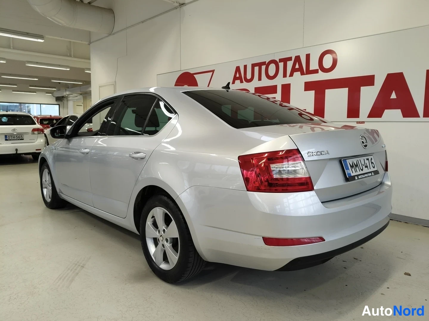 Harmaa Skoda Octavia 2017, takaviisto, kuva 6
