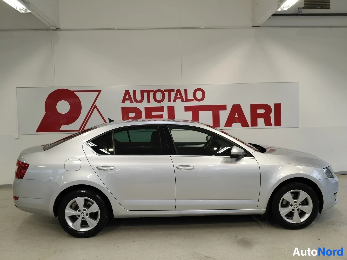 Harmaa Skoda Octavia 2017, etuviisto, keula oikealle, kuva 2