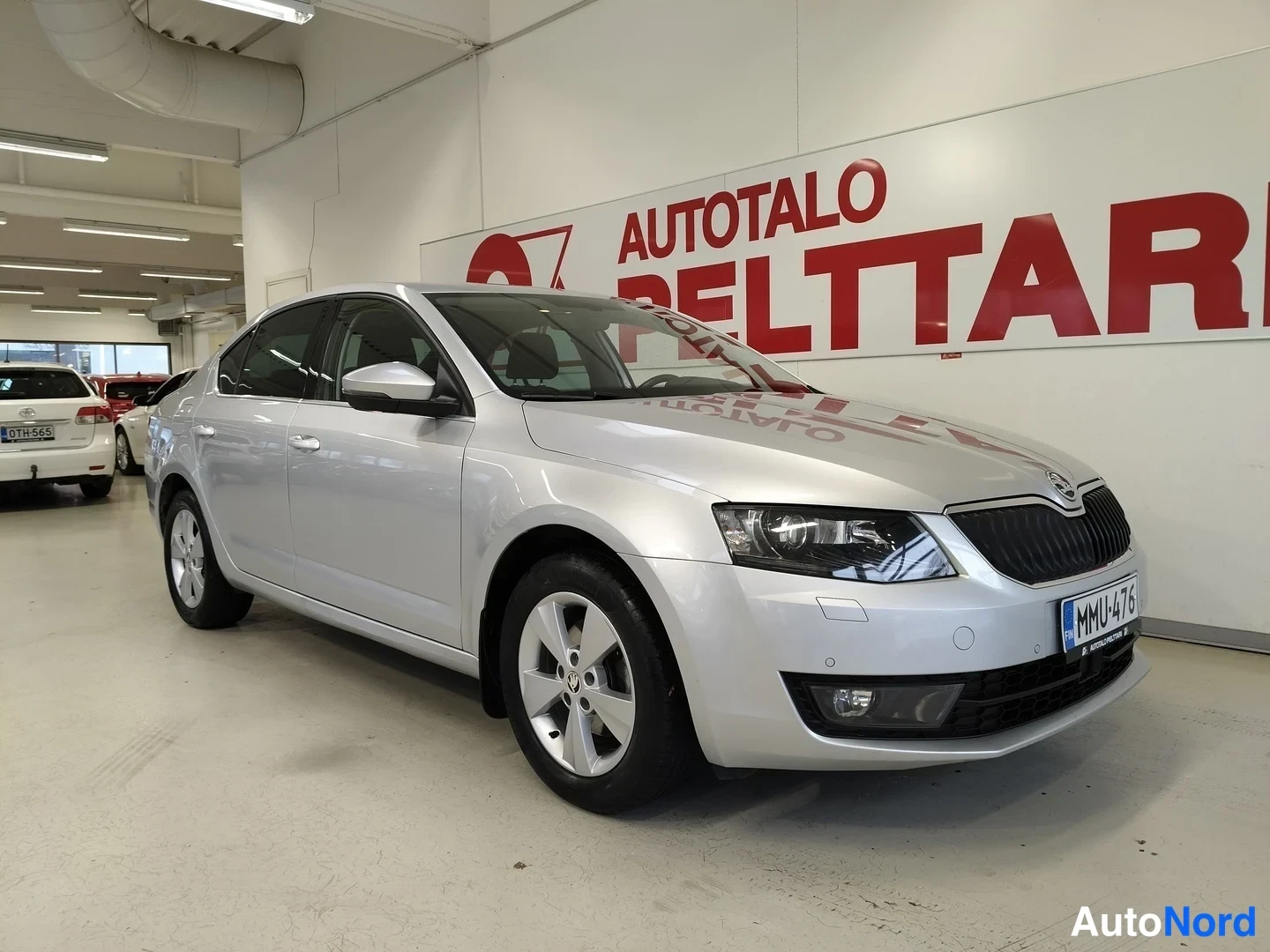 Harmaa Skoda Octavia 2017, etuviisto, keula oikealle, kuva 3