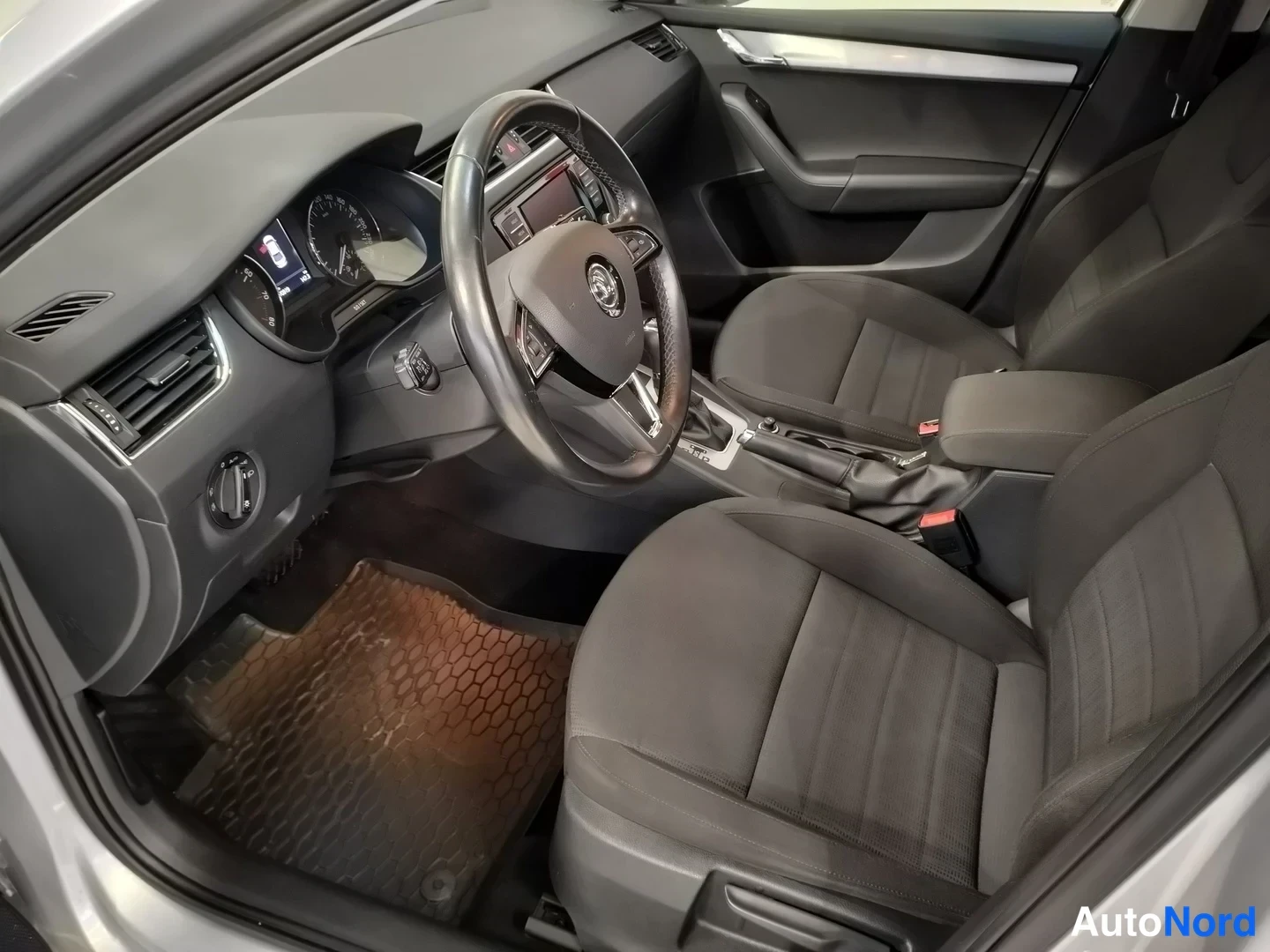 Harmaa Skoda Octavia 2017, ohjaamo, kuva 9