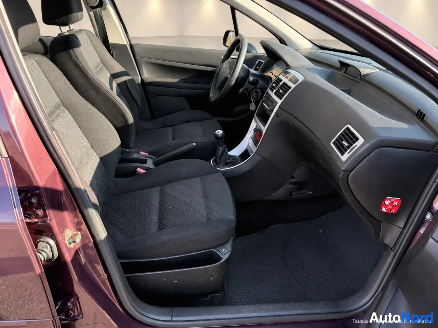 Ruskea Peugeot 307 2006, etuistuimet, kuva 8