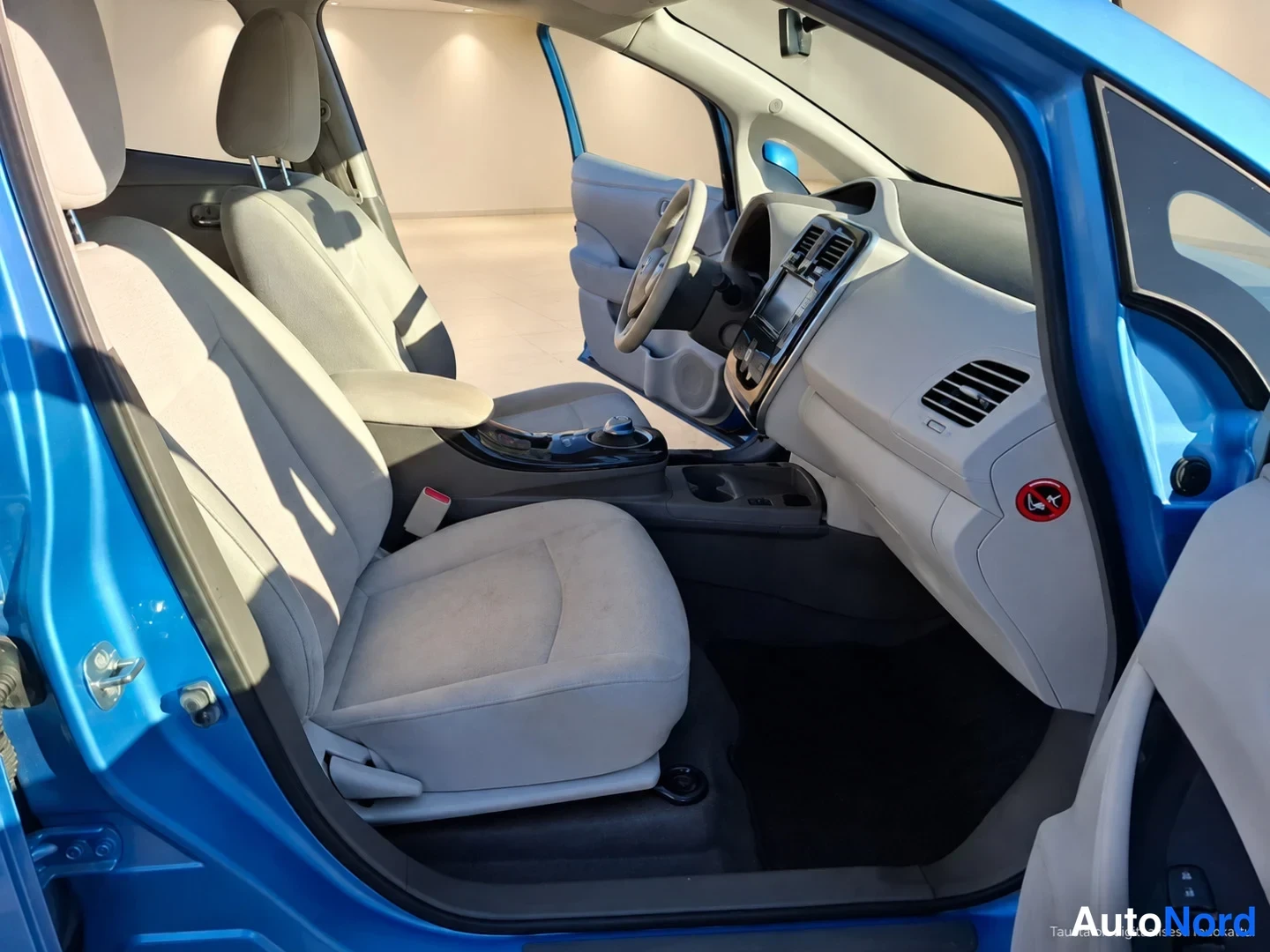 Blue Nissan Leaf 2012, front seats, photo 7