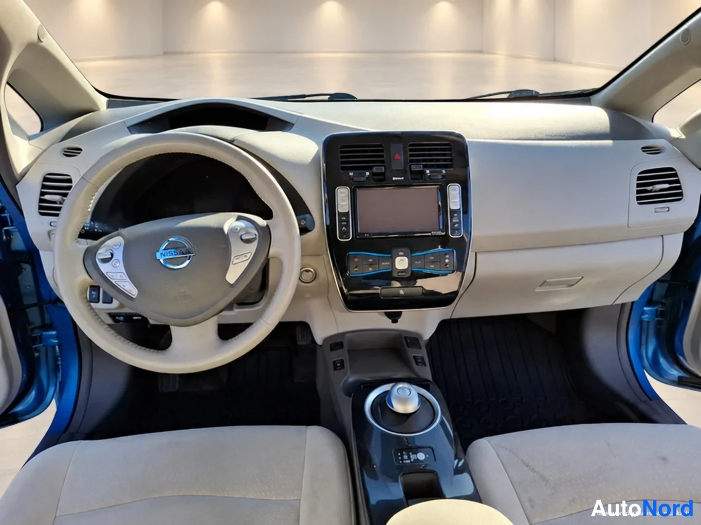 Blue Nissan Leaf 2012, cockpit, photo 6