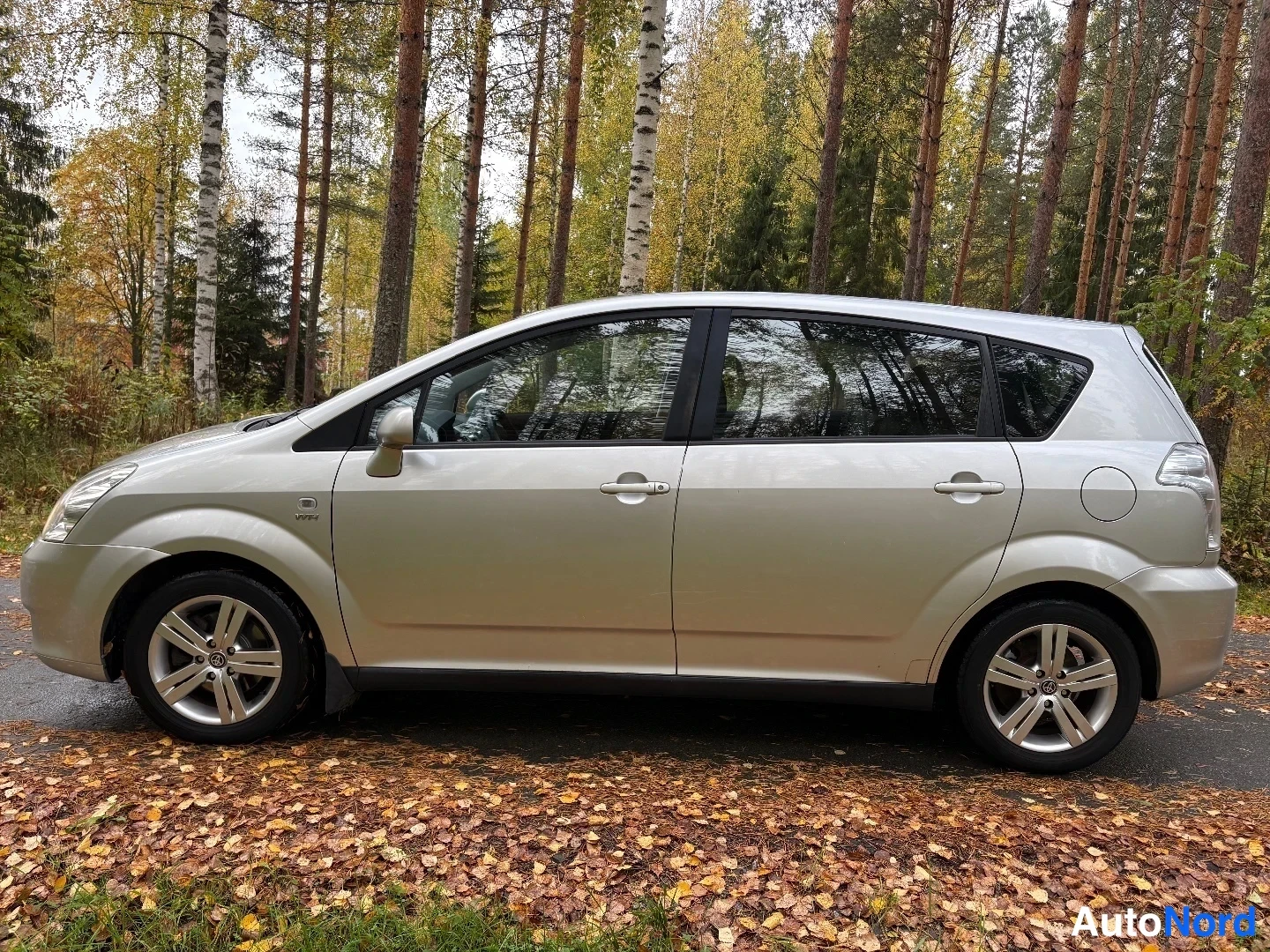 Silver Toyota Corolla Verso 2004, från sidan, bild 3